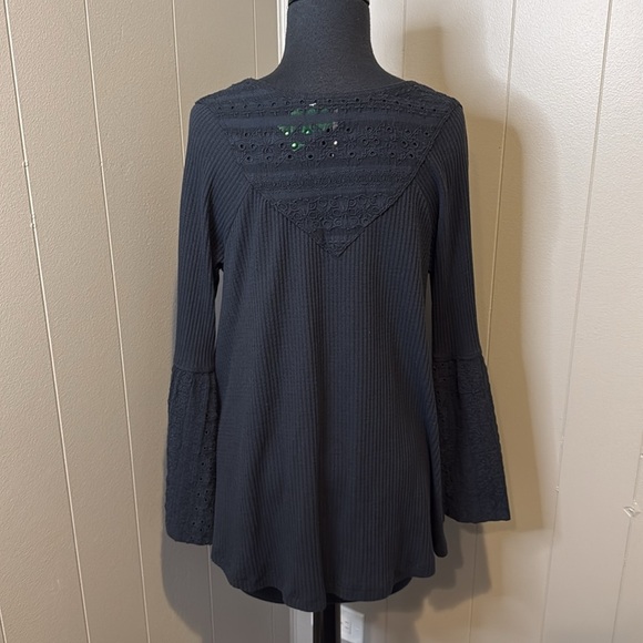 Free People Women’s Extra Small Ribbed Knit Eyelet Bell Sleeve V-Neck Trapeze - Picture 7 of 10